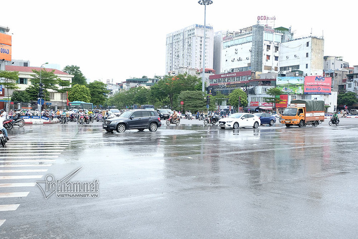 Vị trí nước bỗng dưng phun lên từ mặt đường ở giữa ngã 6 Ô Chợ Dừa, tại đây lưu lượng phương tiện xe cộ đi lại liên tục. Theo người dân sống gần đây, sự cố vỡ ống nước xảy ra khoảng 16h chiều qua, nước chảy lênh láng cả đoạn đường dài, có một số vị trí tạo thành các vũng nước.
