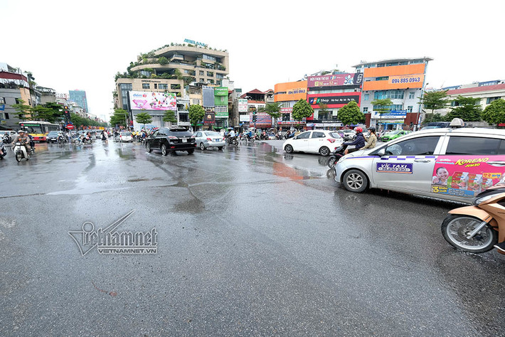 "Nhìn nước chảy lênh láng từ chiều qua đến nay, chậm trễ khắc phục tiêu tốn không biết bao nhiêu nước", một người dân bày tỏ.