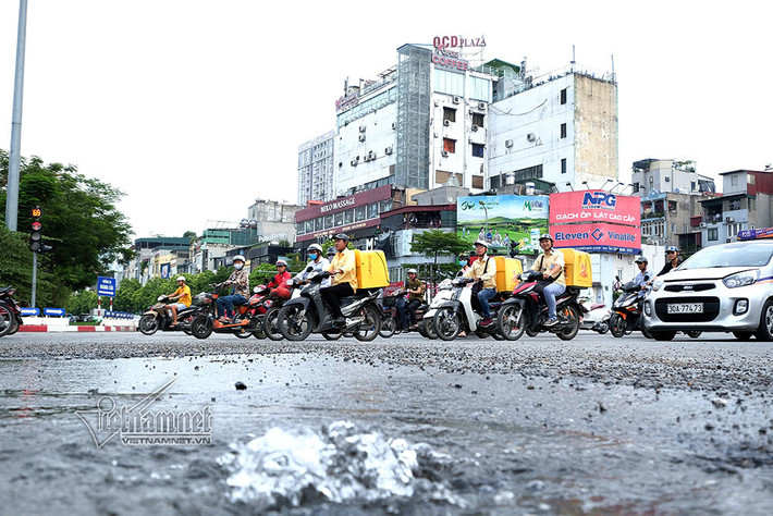 Vũng nước chảy mạnh trên tuyến đường trung tâm vẫn chưa được khắc phục
