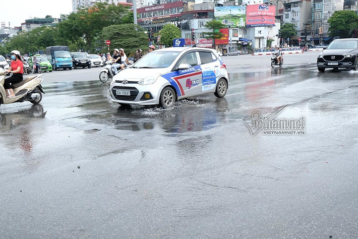 Đến khoảng 9h sáng nay, theo quan sát vị trí vỡ vẫn chưa được khắc phục, nước vẫn phun chảy liên tục. Một cán bộ quận Đống Đa cho biết, đang cho đơn vị phụ trách đến nắm tình hình và sẽ khắc phục trong hôm nay.