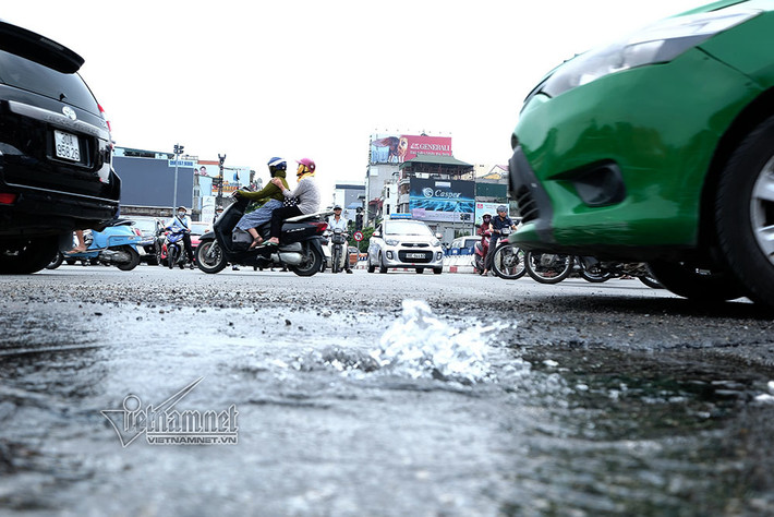 Theo quan sát, vị trí vỡ ống nước không quá lớn nhưng âm ỉ chảy từ chiều đến thâu đêm