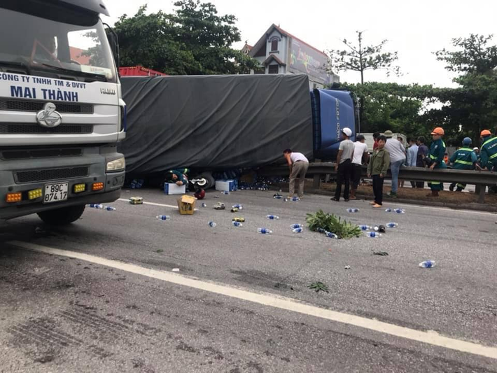 Bất ngờ một chiếc xe tải đi đến khu vực xảy ra tai nạn tránh nhau với một chiếc xe khác, lúc này chiếc xe mất lái và bị lật vào những người đang xem tai nạn trước đó vụ việc đã khiến khoảng 6 người tử vong