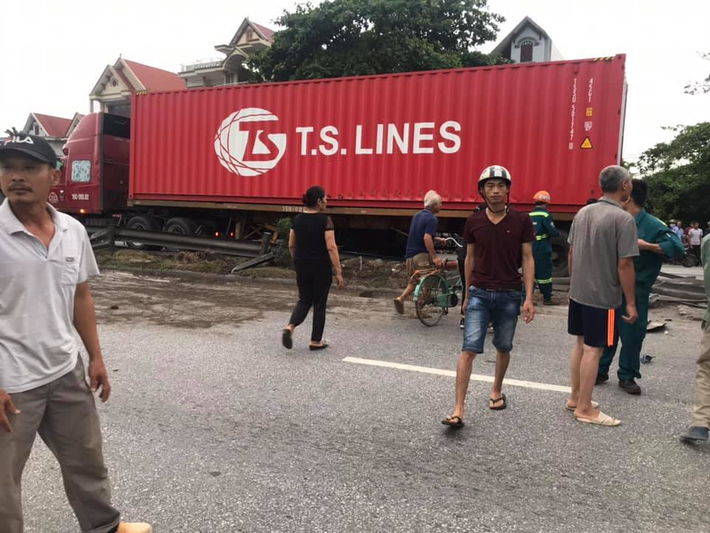 Vụ việc trên đã khiến rất đông người dân hiếu kì đến xem