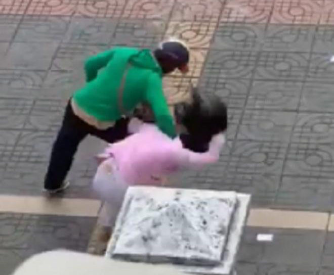 4. Đang đi đường, vợ bầu bị chồng dừng xe lại đánh đập: Chiều 17/3/2019, trên mạng xã hội xuất hiện đoạn clip ngắn ghi lại cảnh cãi vã, xô xát giữa một cặp vợ chồng ngay trên đường phố Vũng Tàu (tỉnh Bà Rịa – Vũng Tàu) khiến nhiều người chú ý. Theo đó, hai vợ chồng cùng con nhỏ (chỉ chừng 2, 3 tuổi) đi trên một chiếc xe gắn máy, sau đó cả 2 xảy ra mâu thuẫn, cự cãi