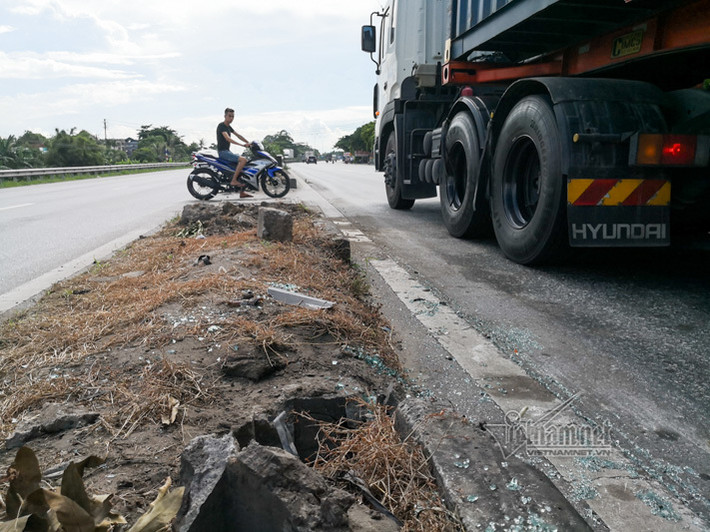 Trung tá Nguyễn Văn Khánh, Trạm trưởng Trạm CSGT Hải Dương cho biết, dù tốc độ tối đa quy định là 90km/h nhưng trên con đường này không có phương tiện nào có thể đi với tốc độ đó. Lưu lượng phương tiện trên quốc lộ 5 hiện đạt trung bình 56.000 xe mỗi ngày đêm với quá nửa là xe tải trọng lớn. Nguyên nhân xảy ra tai nạn ở huyện Kim Thành là do có quá nhiều lối mở sang đường, trong khi lại thiếu biển cảnh báo nguy hiểm - ông Khánh nhận định.