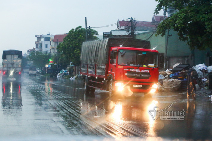 Trời mưa, xe tải cũng chạy ngược chiều luôn