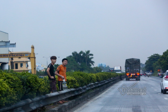 Theo ông Nguyễn Văn Huỳnh - Trưởng Ban Quản lý bảo trì quốc lộ 5 thuộc Tổng công ty phát triển hạ tầng và đầu tư tài chính Việt Nam (Vidifi), lưu lượng giao thông quá lớn khiến việc bảo trì gặp nhiều khó khăn. "Thời gian tới sẽ rà soát để tổ chức lại giao thông trên quốc lộ 5, đóng một số điểm mở không đảm bảo an toàn và thay thế bằng cầu vượt", ông Huỳnh nói.