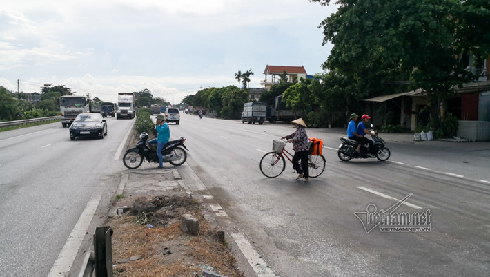 Ở nơi chỉ trong 1 buổi sáng 6 người đã ra đi một cách đau đớn, xe máy, ô tô vẫn đi ngược chiều bất chấp nguy hiểm. Lối mở tự phát vẫn thường xuyên có người thấp thỏm chờ rồi vút nhanh qua đường khi xe cồng kềnh giãn ra.
