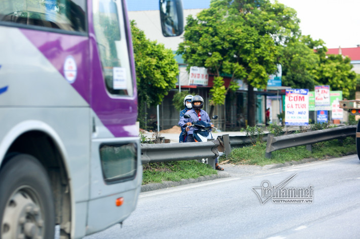 Ông Vũ Đức Hạnh, Trưởng phòng Pháp chế an toàn, Sở GTVT Hải Dương cho biết, quốc lộ 5 đang có lưu lượng phương tiện lớn gấp 4 lần cho phép và chủ yếu là xe tải trọng lớn. Lưu lượng phương tiện theo thiết kế từ 5.000 - 15.000 phương tiện/ngày đêm.