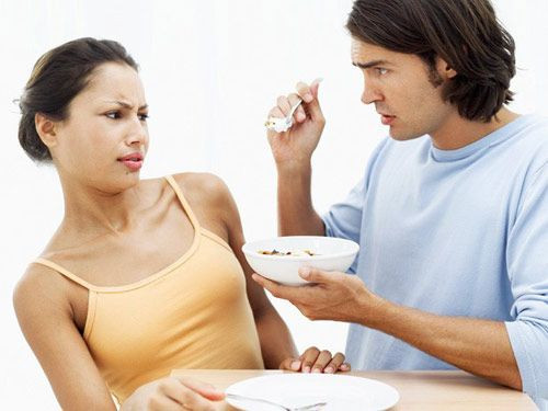 Nam giới ít háo của ngọt. Không giống như chị em, đàn ông ít thèm đồ ngọt như sô cô la. Nghiên cứu gần đây chứng minh rằng phụ nữ thực sự thích ăn ngọt trong khi nam giới thích ăn thịt hơn, bởi cơ bắp ở đàn ông cần protein nhiều hơn là chất béo.