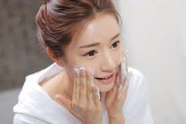 Chú ý sữa rửa mặt có các thành phần tương tự da thường như chất chống oxy hóa, axit hydroxy, các chất chống viêm và retiniods. Nhưng lại cần tác nhân cuốn trôi lớp dầu dư thừa trên da như acid salicylic hoặc benzoyl peroxide. Loại này thường được tìm thấy trong sữa rửa mặt dạng gel hơn là sửa rửa mặt dạng bọt.