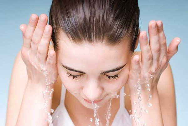 Các sản phẩm sữa rửa mặt không gây dị ứng và không có mùi thơm là lựa chọn tốt nhất cho những cô nàng sở hữu một làn da nhạy cảm. Tránh các sản phẩm có cồn, tẩy tế bào chết. Sữa rửa mặt có chất tẩy rửa có thể giúp bạn điều trị mụn, tuy nhiên phải thùy thuộc vào mức độ, hãy tham khảo ý kiến bác sỹ trong trường hợp này.
