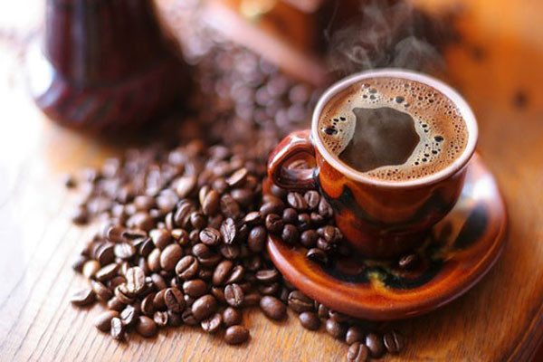 Tránh để tóc tiếp xúc với nắng. Tóc có nhiều lớp tế bào và lớp ngoài cùng rất dễ bị tổn thương với khói bụi ô nhiễm và tia tử ngoại. Với mái tóc nhuộm, nắng là một trong những nguyên nhân khiến màu sắc dễ phai và làm tóc trở nên xơ xác.