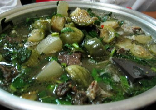 Canh cà đắng là món ăn dân dã của người Ê Đê. Đầu cá trích khô cho vào cối giã nát rồi cho vào xào sơ cho dậy mùi thơm. Canh đun sôi thì cho cà vào nấu cùng. Khi cà mềm, chắt nước cơm cho vào nồi canh để tạo độ sền sệt, và giúp tô canh thơm lạ cùng với vị ngọt, đắng của cà. Ảnh: dulichtaynguyen