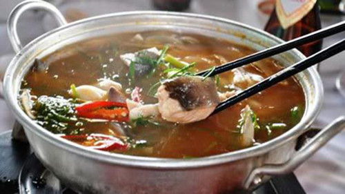 Trong đó, lẩu cá lăng nấu canh chua là một món ngon giải nhiệt, bổ dưỡng được ưa thích trong mùa hè. Cá lăng nướng cũng là món ăn vô cùng hấp dẫn bởi hương vị béo ngậy, thơm, ngọt, đậm đà. Ảnh: nhahangcafetuyet