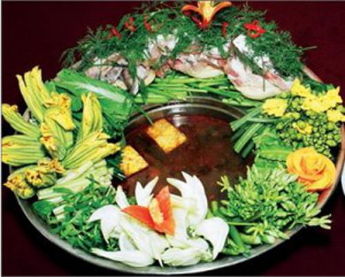 Lẩu lá rừng trước đây là một món ăn chống đói của người dân tộc Ê đê. Món ăn này bao gồm đủ các loại lá rừng với mùi vị khá đặc biệt. Lẩu lá rừng không ngọt đậm cũng không thơm lừng mà nhẹ nhàng, thấm thía. Lẩu lá rừng thường ăn kèm thịt heo rừng hấp và một số món ăn hàng ngày của người dân nơi đây. Ảnh: avala