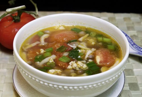 Thịt băm nấu chua là món canh tuy đơn giản nhưng rất bổ dưỡng. Ướp thịt băm với muối, hạt tiêu khoảng 20 phút rồi đổ vào xào chín với hành khô. Thêm cà chua vào xào cùng với thịt. Cho sấu hoặc me vào đảo cùng. Đổ nước vào đun sôi khoảng 5 phút cho sấu (me) chín rồi vớt ra bỏ vỏ, dằm nhuyễn phần thịt quả đổ vào nồi. Nêm gia vị vừa ăn rồi đổ nấm, hành lá vào. Ảnh: amthucgiadinh
