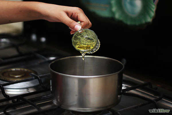 Kem chống nắng từ dầu ô liu và sáp ong. Đầu tiên, hãy chuẩn bị 1 cốc dầu ô liu, sáp ong tinh khiết, oxit kẽm hoặc titanium dioxide. Đun nóng chén dầu ô liu trên lửa nhỏ. Thêm khoảng 3g sáp ong vào để nó tan chảy, hoặc bạn cũng có thể mua hạt sáp ong để nó tan nhanh hơn. Khuấy liên tục cho đến khi sáp ong hoàn toàn tan trong dầu nóng.