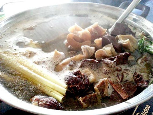 Ngoài thịt trâu, còn có cả sườn, dụm, nạm, đuôi, gân, lưỡi, trâu vò viên và bộ đồ lòng gồm phèo, lòng bàn, lá mía, lá xách, tàn ong… để nhúng lẩu. Ăn tới đâu nhúng thịt trâu vào tới đó. Ảnh: baodoi
