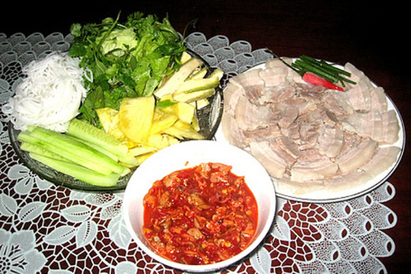 Trước khi đưa mắm sò vào bữa ăn, ta thường trộn vào đó các thứ gia vị, nhất là trái vả xắt mỏng hay đu đủ thái sợi, khế, chuối chát. Hương vị mắm sò vốn đã thơm ngon, lại còn thơm ngon hơn khi được tăng cường thêm vị béo của thịt heo. Mắm sò ngon nhất là khi chín, múc ra chén thấy mắm có màu đỏ au, nước đặc sệt và còn nguyên ruột sò. (Ảnh: Amthuc365).