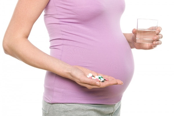 Axit folic là một loại vitamin B9 giúp bảo vệ thai nhi phát triển, chống lại các khuyết tật ống thần kinh. Loại axit này sẽ làm việc với vitamin B12 để tạo thành các tế bào hồng cầu khỏe mạnh. Không đủ axit folic có thể làm cho cơ thể bà bầu thiếu máu, nói cách khác là thiếu sắt.