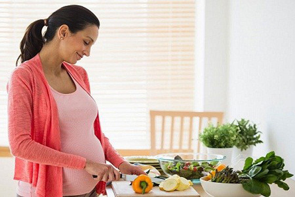 Do folate hòa tan trong nước, bạn nên ăn những loại rau này vừa chín tới để không bị bốc hơi hết folate trong nó.