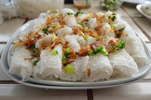 Khi ăn, cuốn bánh tráng với bánh hỏi tiếp đó là lòng heo, kẹp rau sống ở giữa. Ảnh: tinngan