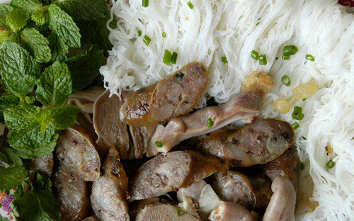 Bánh hỏi lòng heo là món ăn gồm bánh hỏi, lòng heo, bánh tráng mỏng, rau sống và nước chấm. Để có được mẻ bánh hỏi ngon trước hết phải chọn loại gạo ngon, đem ngâm qua đêm, xả đi xả lại thật sạch rồi mới chế biến thành những sợi bánh trắng tinh, mềm mượt. Ảnh: phanthietmuine