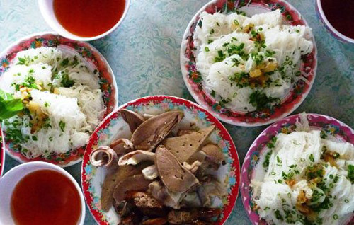 Nước chấm cũng là một trong những yếu tố làm nên cái ngon đậm đà của bánh hỏi lòng heo nơi đây. Nước chấm phải được nấu từ nước mắm ngon. Người dân ở đây thường luộc cà chua, ớt sừng, xay nhuyễn để lấy màu đỏ tươi tự nhiên rồi đem nấu cùng nước mắm, đường và nước. Ảnh: tinmoi
