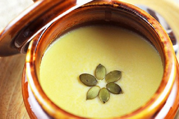 Pudding khoai lang: món ăn có thể dùng làm bữa ăn nhẹ hoặc món tráng miệng đều rất ngon. Món pudding này rất lạ vì nó được biến tấu từ công thức pudding sữa trứng với nhân là khoai lang theo phong cách Hồng Kông. Ngoài ra pudding khoai lang còn là món ăn vặt rất bổ dưỡng cho sức khỏe bà bầu. (Ảnh: 40tuanthaiky)