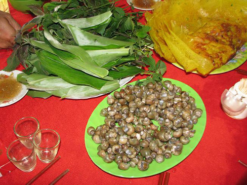 Bánh xèo ốc gạo là món ăn đặc sản của cồn Phú Đa (huyện Chợ Lách - Bến Tre). Dù là món dân dã nhưng nó lại rất quý vì không phải mùa nào cũng có ốc gạo. Mùa ốc gạo từ tháng 4 đến tháng 7 âm lịch, nhưng ốc béo, ngon nhất vào tháng 5 âm lịch. Ảnh: cungbandulich