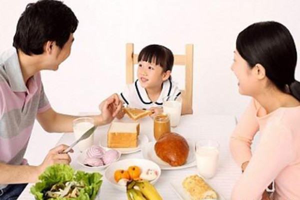 Nhà sử học Abigail Carroll trả lời phỏng vấn rằng, mô hình ăn uống hiện nay (3 bữa/ngày) là sản phẩm văn hóa mà cư dân châu Âu áp lên người châu Mỹ bản địa. Những người định cư đầu đã ăn chế độ 3 bữa và cho rằng nó “văn minh” hơn so với cách ăn của người bản xứ - những người này ăn theo chế độ khác nhau từng mùa và đôi khi ăn kiêng. Chế độ 3 bữa cứ thế không minh bạch được lịch sử công nhận, trong khi thực tế không hề có bằng chứng cho nhận định này.