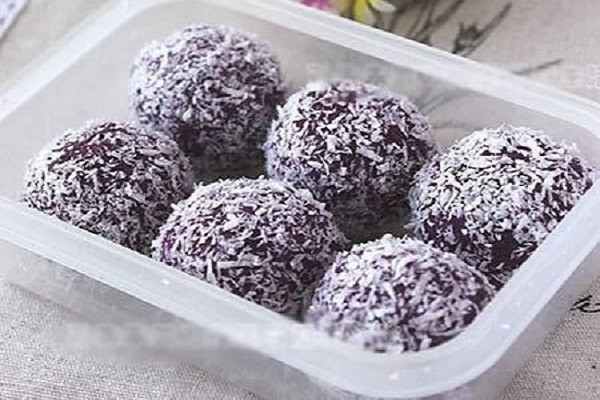 Món khoai lang tẩm dừa trông giống như những chiếc bánh tròn xoe được bọc một lớp dừa bên ngoài trắng tinh vô cùng hấp dẫn sẽ khiến bất cứ ai chỉ mới trông thấy lần đầu cũng bị hấp dẫn. Mùi thơm của sữa, dừa; vị bùi của khoai quyện cùng chút nhân ngọt ngào làm nên sự thơm ngon khó cưỡng cho món khoai này. (Ảnh: amthuc365)