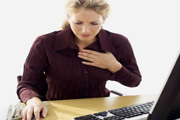 Các triệu chứng khác. Tùy thuộc vào vị trí chính xác của ung thư cổ họng sẽ biểu hiện triệu chứng khác nhau. Ví dụ như, nếu ung thư xâm lấn vào khí quản, bạn có thể bị khó thở và khò khè. Ung thư cổ họng cũng có thể dẫn đến ho ra đờm và có máu trong đờm. Nếu mầm ung thư đi qua tai, thì bạn sẽ cảm thấy đau tai và hơi thở nặng nhọc.
