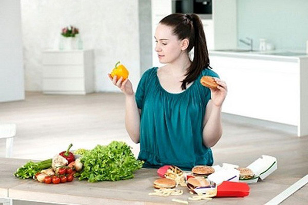 Ăn trái cây. Trong nhiều gia đình, tráng miệng với một đĩa trái cây không phải là hiếm nữa. Tất cả mọi người đều nghĩ, trái cây có lợi cho sức khỏe, nhưng thời điểm ăn chúng mới là yếu tố quyết định. Bạn không biết, trái cây có chứa đường vì thế nó không được tiêu hóa một cách dễ dàng và vẫn kẹt ở thành dạ dày cho đến khi phân hủy. Điều này sẽ gây viêm dạ dày.