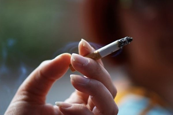 Không hút thuốc. Các quý ông nên nhớ, hút thuốc không tốt cho sức khỏe, đặc biệt là sau khi ăn. Hút thuốc ngay sau bữa ăn có thể gây viêm loét dạ dày do hàm lượng nicotine, tar và nhiều hóa chất độc hại khác có trong thuốc lá gây ra.