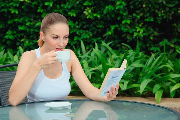 Không uống trà hoặc cà phê sau khi kết thúc bữa. Thói quen uống trà vào mỗi sáng và sau bữa ăn không còn lạ gì với người Việt, nhưng nó lại không được các chuyên gia dinh dưỡng khuyến khích. Do trà có chứa polyphenol và tannin dẫn đến khó hấp thụ sắt, đặc biệt là những người thiếu sắt. Hãy uống trà ít nhất sau bữa ăn 1 giờ để cơ thể bạn có thể đẩy hết những chất độc ra ngoài.