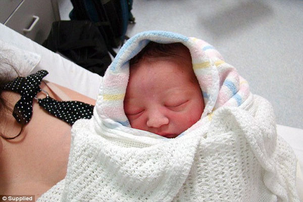 Đứa con đầu tiên của Mary là Max, chào đời vào tháng 5 năm 2008 chỉ trong 12 phút. Kể từ lúc cô xuất hiện cơn đau đẻ đến lúc sinh chỉ kéo dài khoảng 2 giờ đồng hồ.