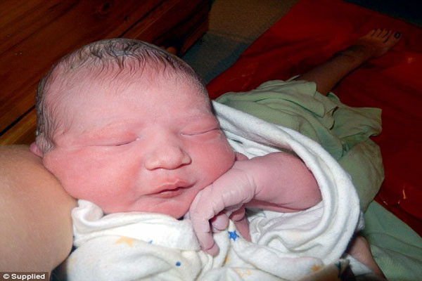 Đó là một buổi sáng đẹp trời. Mary vừa bước vào nhà vệ sinh, cô bỗng thấy đau bụng nhẹ. Sau đó, cô trở lại phòng ngủ, gọi chồng dậy vì cô cảm thấy mình sắp sinh. Anh chồng Simon vừa bước vào phòng tắm vẻn vẹn 2 phút để chuẩn bị thì vợ anh đã sinh một bé trai kháu khỉnh tên là Brody.