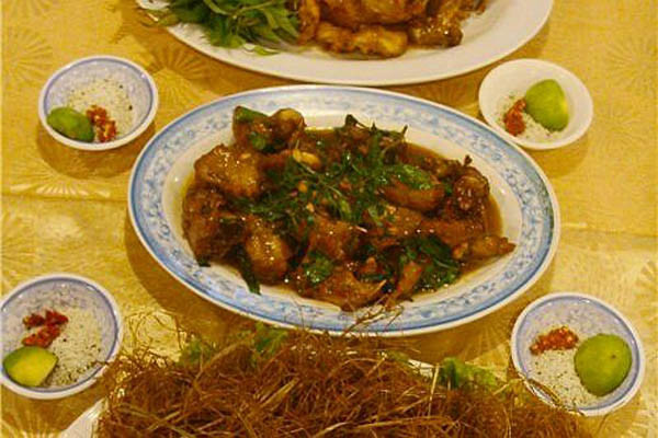 Chuột kho dừa. Ngoài món chuột nướng, chuột quay lu nức tiếng thì chuột dừa kho dừa cũng là món hấp dẫn thực khách. Những miếng chuột được tẩm ướp, chiên vàng rồi kho cùng nước dừa để vị ngọt thấm đều. Nước cạn lại tiếp tục châm thêm đến 2, 3 lần rồi mới bắc xuống, rắc thêm đậu phộng rang. Món này ăn kèm xà lách rau thơm, muối tiêu chanh. Nếu qua xứ Dừa, hãy nếm thử một lần những đặc sản thơm nức mũi này nhé.