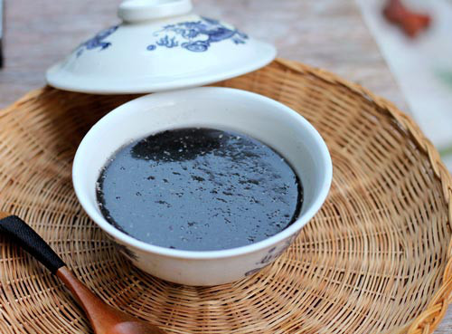 Chè vừng là món quà vặt được yêu thích ngày lạnh ở thành phố Cảng. Chè vừng đen có vị thơm thơm của vừng, ngọt nhẹ, thoảng mùi lá dứa quyến rũ. Vừng được xay nhuyễn trước khi nấu nên vô cùng thơm ngon, đậm đà, độ ngọt cân bằng vừa phải. Chè vừng có thể thưởng thức cùng quẩy nóng, dừa nạo…Ảnh: anhp