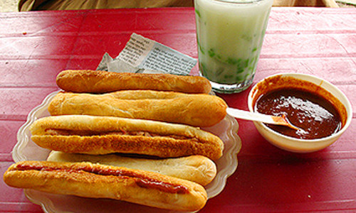 Bánh mỳ cay đã trở thành một món ăn nổi tiếng tại vùng đất cảng Hải Phòng với hình dáng đặc biệt, chỉ nhỏ bằng hai ngón tay và có duy nhất một loại nhân là pa tê. Nguyên liệu để làm pate là gan, mỡ, thịt tươi sống. Nguyên liệu sau khi say nhuyễn và cho vào nồi hấp trong vòng 6 tiếng. Ảnh: dulichvietnam