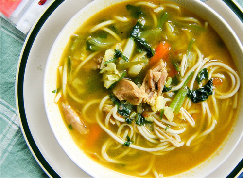 Mì thukpa Tây Tạng là món ăn truyền thống trong dịp đầu năm mới, được làm chủ yếu từ một loại mì sợ nhỏ có tên gọi là bhatsa. Thukpa thường được ăn kèm với thịt cừu hoặc thịt bò. Điều đặc biệt của món mì thukpa là nước dùng cay. Ảnh: wordpress