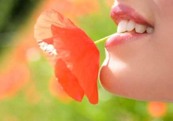 Đau lưỡi. Đây là triệu chứng xuất hiện trong giai đoạn thứ tư của ung thư, vì thông thường các giai đoạn đầu không gây đau. Bạn sẽ cảm thấy đau khi nhai nuốt. Nếu khối u ác tính phát triển lớn hơn, còn có thể bị đau ở tai.
