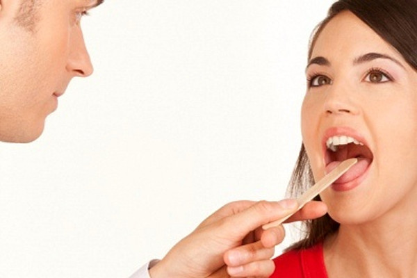 Lịch sử gia đình. Nguyên nhân gây bệnh ung thư này cũng có thể là do di truyền. Một người có nguy cơ phát triển ung thư lưỡi khi thành viên trong gia đình đã được chẩn đoán với bệnh tương tự. Vì đây là yếu tố di truyền nên không có cách để ngăn ngừa.