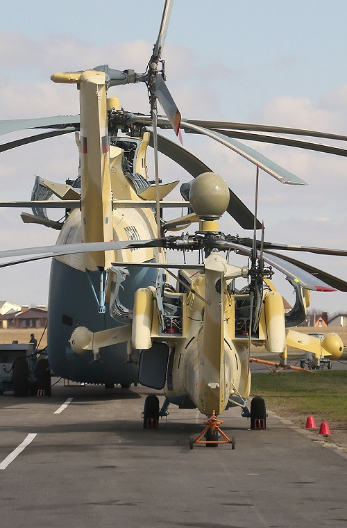 Điều này càng trở nên rõ ràng hơn khi một chiếc Mi-28N đứng cạnh Mi-26T2. Nguồn ảnh: Fyodor.