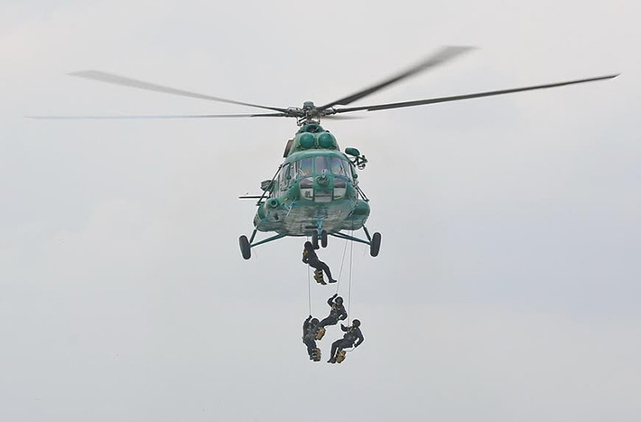 Mi-8 là dòng trực thăng vận tải quân sự phổ biến nhất của Nga do đó chương trình đạo tào dòng trực thăng này luôn có mặt trong các học viên không quân của Nga bên cạnh các loại máy bay khác.