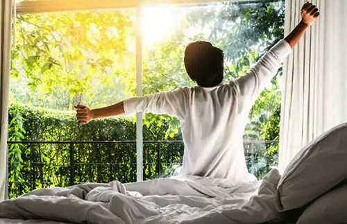 Để duy trì thói quen dậy sớm hiệu quả, lành mạnh, bạn nên đặt báo thức vào một giờ cố định. Lựa chọn những bản nhạc mình thích nghe, giai điệu nhẹ nhàng để cơ thể chuyển từ trạng thái ngủ sang thức trong tâm trạng thoải mái. Tránh sử dụng những âm thanh chói tai.