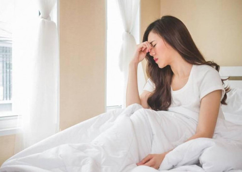 Thực vậy, ngủ muộn nhưng thức dậy quá sớm khiến giấc ngủ bị gián đoạn. Thời gian nghỉ ngơi không đủ dẫn đến tình trạng uể oải sau khi thức dậy, nhận thức kém, tâm trạng chán nản. Trường hợp nặng có thể dẫn đến mất phương hướng, lú lẫn.
