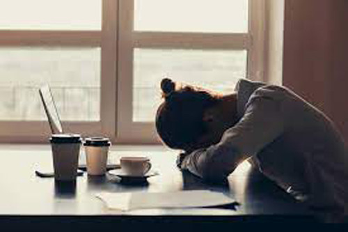 Mệt mỏi. Thức dậy quá sớm khiến cơ thể không có thời gian nghỉ ngơi. Hơn nữa, ban ngày thời gian dài, nhiều hoạt động hơn khiến cơ thể dễ bị mệt mỏi. Nếu không được ngủ bù, chắc chắn cơ thể sẽ rệu rã, khó có thể tập trung cao độ.